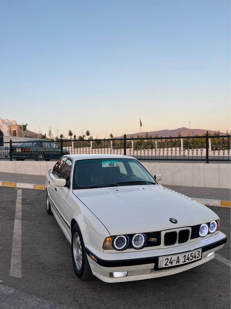 بو فروتني 525i موديل1990 گيرعادي دووجام كاره بايي بي دعم و سبغ رقم دهوك جديد غرامه سفر 
گيرو مه كينه تحويل بشرت سعر52 و مجال 
رقم تلفون *********** دهوك, العراق
