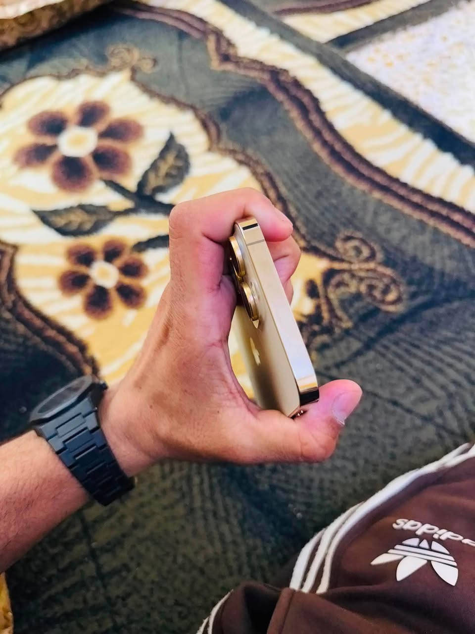 ١٣ برو ماكس ذهبي نسخت دبل سيم
ذاكر١٢٨
بطاريه١٠٠
شاشه وبطاريه اصلي مبدل مو تجاري سعرو ٤٤٠ وبي مجال حك جيه شراي رسلني خاص
