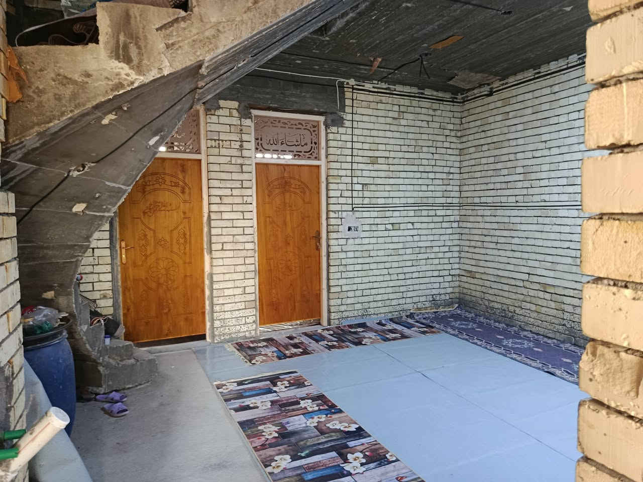 السلام عليكم بيت 150مترعنوانة الحصوة حي الاعلام
يحتوي على غرفتين نوم صالة كبيرة
حمام داخلي مطبخ استقبال
حمام تواليت مختلط خارجي
بدون لبخ و بدون تطبيگ ارضية
يباع مبادرة و بالنقد 
***********
