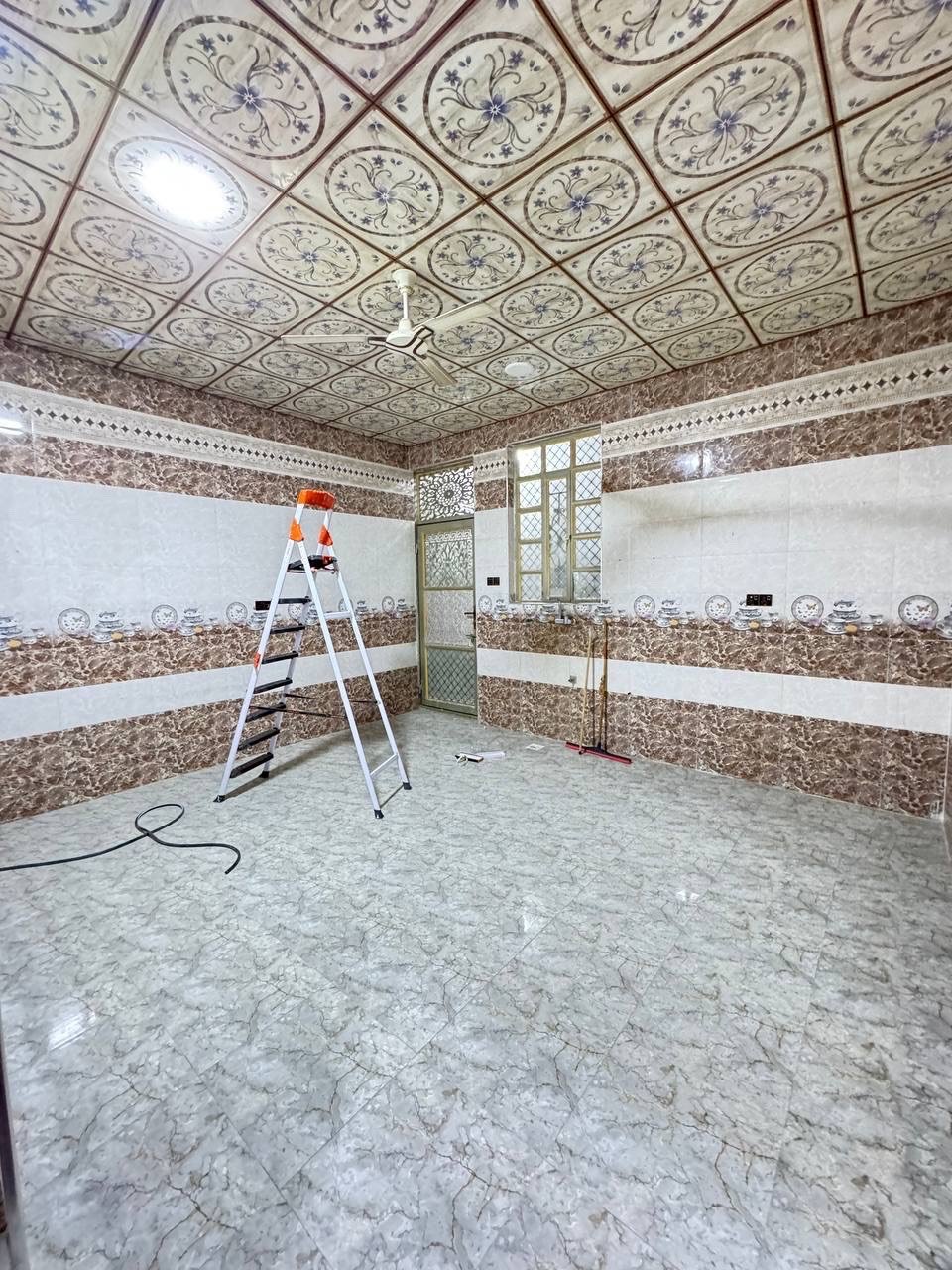 سلام عليكم.
يوجد بيت للايجار طابق ارضي
مساحه 200 متر بناء جديد يحتوي على غرفتين كبيرتين وصاله ومطبخين حار وبارد ومنورين وطرمة كبيره
الموقع : الرمادي قرب فلكة الملعب الشارع السايدين بين حي البكر والملعب
للاستفسار الاتصال: ***********