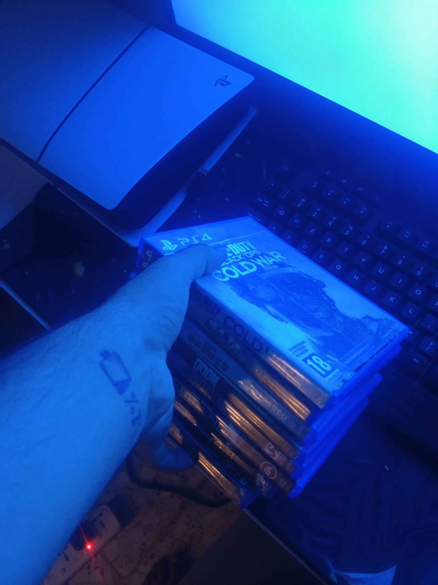 للبيع بلي ستيشن 5 سلم قبل شكم يوم مفتوح كارتونه  مثل ما شوف ب صور بلي نضافه 100/100 ويه قراص بلي ستيشن 4 هواي مثل ما شوف ب صوره مكاني بغداد الكاظمية بيع فقط وجه لو وجه تستلمه من البيت سعر 800لف قفل ماكو هيج سعر ويه هيج عدد قراص رقم الهاتف : *********** فقط وتساب موجود
