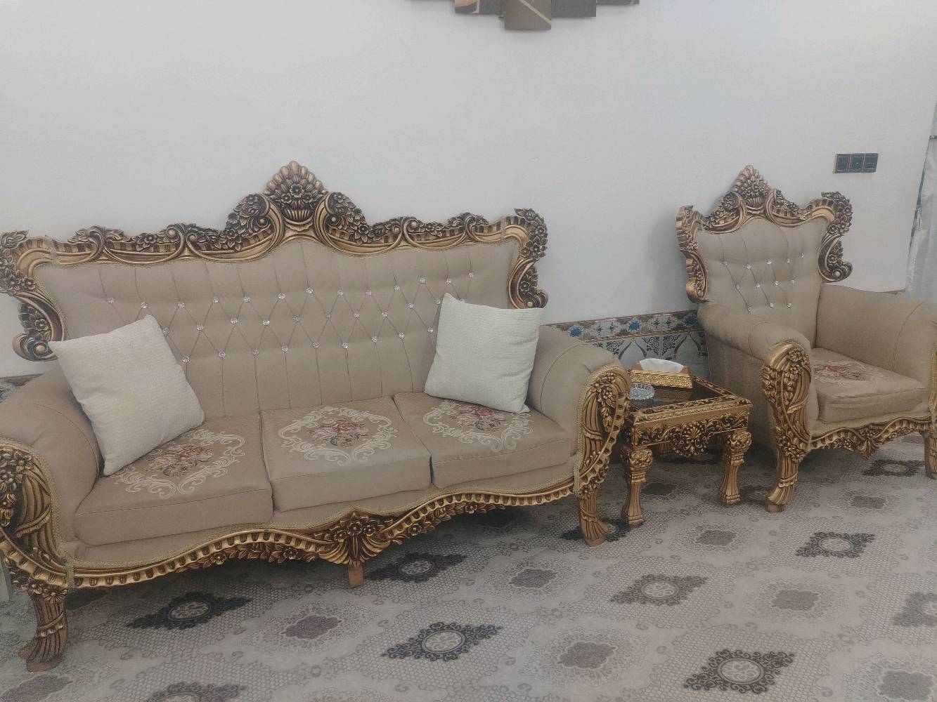 تخم ملكي خشب اصلي استعمال قليل جدًا يجي عشر مقاعد و تلث طبلات ثگال وحده كبيره و اثنين صغار السعر 600,000 الف دينار عراقي وبي مجال ***********