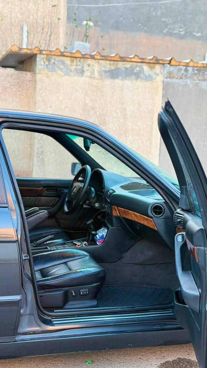 السلام عليكم اخوان
Bmw 530 1993 V8
سياره بحالة الوكاله مصبوغه صبغ عام للجماليه فقط بدون حادث او معجون فتحة سقف و داخل جلد مطعم بصاج كهربائيات شغاله كله الممشى 194 الف حقيقي تبريد ثلج والمعروف عل 8 سلندر تبريده قوي 
بيه نقوصات قليلة 
السعر 95 وبيه مجال قليل 
***********
