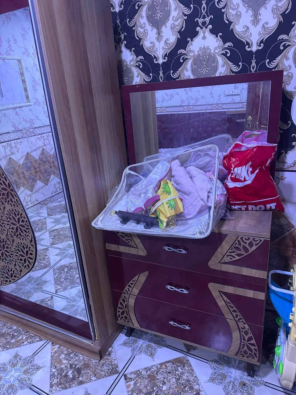 غرفه نوم للبيع نضيفه السعر 350وبيه مجال البصره القبله حي الجامعه ***********
