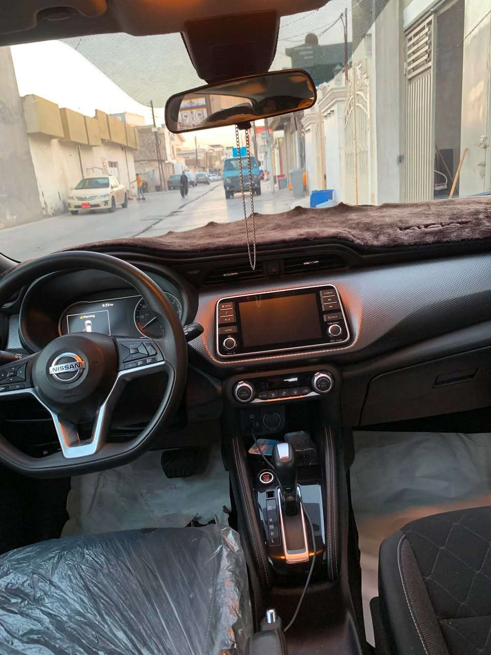Nisan kiks
مۆدێل 2020 
مواسەفاتSv 
گێر مەکینە بە شەرت 
سەیارەکە زۆر توندو تۆلە 1دینار مەسرەفی تیدا نییە 
2پارچەی هەیە چامرخو بۆنیت ناوی نەگرتوە 
نرخی 110 وەرەقەو کەمیک مەجال 
کێ مشتەریە تەلەفۆن کا شوێن هەولێر 
***********
