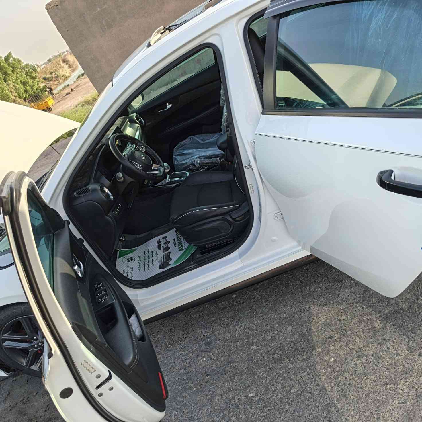 🚗 كيا فورتي GT Line موديل 2020 للبيع – فول مواصفات وارد أمريكي 🚗
معلومات السيارة العامة:
• النوع: كيا فورتي (Kia Forte)
• الفئة: GT Line (الرياضية العصرية)
• الموديل: 2020
• المصدر: وارد أمريكي
• الممشى (المسافة المقطوعة): 90 ألف
​المحرك والأداء:
• المحرك: 2.0L دوش (DOHC) 4 سلندر – اقتصادية جداً بالبنزين مع عزم وقوة ممتازة.
• الكير: أوتوماتيك (AT) ناعم وسلس بالتعشيق.
​المواصفات والكماليات (فول مواصفات GT Line):
• أنظمة التشغيل: بصمة تشغيل محرك + بصمة أبواب (دخول ذكي).
• الفتحة: فتحة سقف كهربائية.
• أنظمة الأمان والسلامة: نظام تحديد المسار والتنبيه عند الخروج عن المسار + رادارات السلامة الأمريكية.
• التحكم والشاشة: شاشة لمس حديثة مع كاميرا دوارة بدقة عالية، وتحكم كامل من الاستيرن (تثبيت سرعة، اتصال، صوت، شاشة).
• التصميم: لمسات GT Line الخارجية والداخلية الرياضية الخاصة، مع ويل كب رياضي وإضاءات حديثة.
• التكييف: تبريد وتدفئة ممتازة جاهزة للقيادة فوراً.
​حالة السيارة:
• الميكانيك والكير والمحرك: بشرط الفحص، جاهزة من كل شيء ولا تحتاج أي مصاريف.
• تفاصيل الضرر: السيارة داخلها نسبة أمطار فقط وليست غرق، ونظيفة جداً.
​📍 للتواصل والاستفسار (للجادين بالشراء فقط):
📞 رقم الهاتف: ***********
