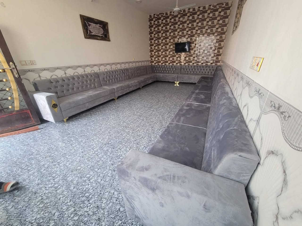 سلام عليكم ورحمه الله وبركاته
ديوان للبيع مستعمل قليل طوله 17متر 
السعر مليون 100وبي مجال 
***********
