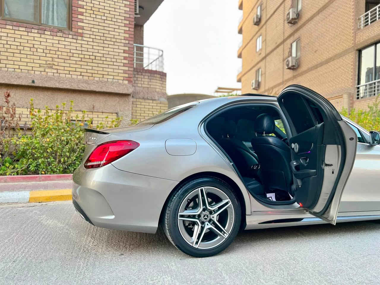 Mercedes Benz-C(class)300_AMG———————————————————————
🎗️اللون//شمباني (مميز)
🎗️الموديل(2020)..
🎗️عداد المسافة// (٤٠ ألف)..
🎗️رقم السيارة (اربيل) الدولي..
🎗️مكان السيارة—(بغداد)✅✅
———————————————
🎖️🎖️مواصفات وتفاصيل السيارة …
**بانوراما عله طول السقف(أسود)..
**المحرك//2.0لتر توربو -4سلندر.
**ناقل حركة(9نمر)..
**عدادات ديجيتال متغيرة(3)وضعيات..
**شاشة معلومات وسطية(حجم كبير).
**تحكمات كاملة بالستيرن☑️
**جامات نظام الفوتو(بلادي شركة)..
**نظام ملاحة (Navigation)+(Car play)..
**حساسات امامية وخلفية+كاميرا خلفية(HD)..
**مقاعد جلد اسود ودشبول مطعم بالصاج ..
**نظام تثبيت السرعة مع رادارات أمامية وخلفية وجوانب.
**تشغيل بصمة مع نظام دخول ذكي لجميع الابواب.
**تدفئة ستيرن+أنارة محيطية (64لون)..
**بصمة ابواب مع الجنطة بصمة فتح وغلق كامل..
**كشنات الامامية تدفئة مع نظام خزن (ميموري)..
**كشنات الأمامية كهربائية .
**صندوق كهرباء+(5أنظمة قيادة).
**لايتات ليد (٨عدسات)+بك لايت ليد
*شحن وايرلس(Auto).
**سستم سماعات برومستر.
**نظام auto stop+auto hold.
**هيكل (AMG)بلادي شركة..
**ويل كب حجم (١٨)مع تخم تايرات لوك..
💬عدة ألاسعافات وجنطة كتلوكات مع تخم (ستدات)وجك مع المفتاح كاملة..
———————————————————
⚠️⚠️السيارة حادثه فقط بداية البنيد ومصبوغ عله كد شبر بدون دواخل وشاصي بشرط والايرباكات كوله سليمة وباب السايق كلير  وصار بيه طخة هنا ابو لستوته وتبدل جاملغ سايق وانصبغ فقط ومسويله بوليش وتشميع☑️☑️

💬.السيارة بدون أي خلل كير ومحرك وحداديةبشرط انطيك اياه وبدون أي خلل صفر مسج ومسويله سيرفس كامل دهن وفلاتر شركة وبطارية جديدة وتخم تايرات جدد عله وضع شركة السيارة جديدة لوك..
💬السيارة هزة وفحص جديد وسنوية محوله بسمي ثاني يوم احولك☑️☑️
———————————————————
📞📞رقمي  (***********)….
