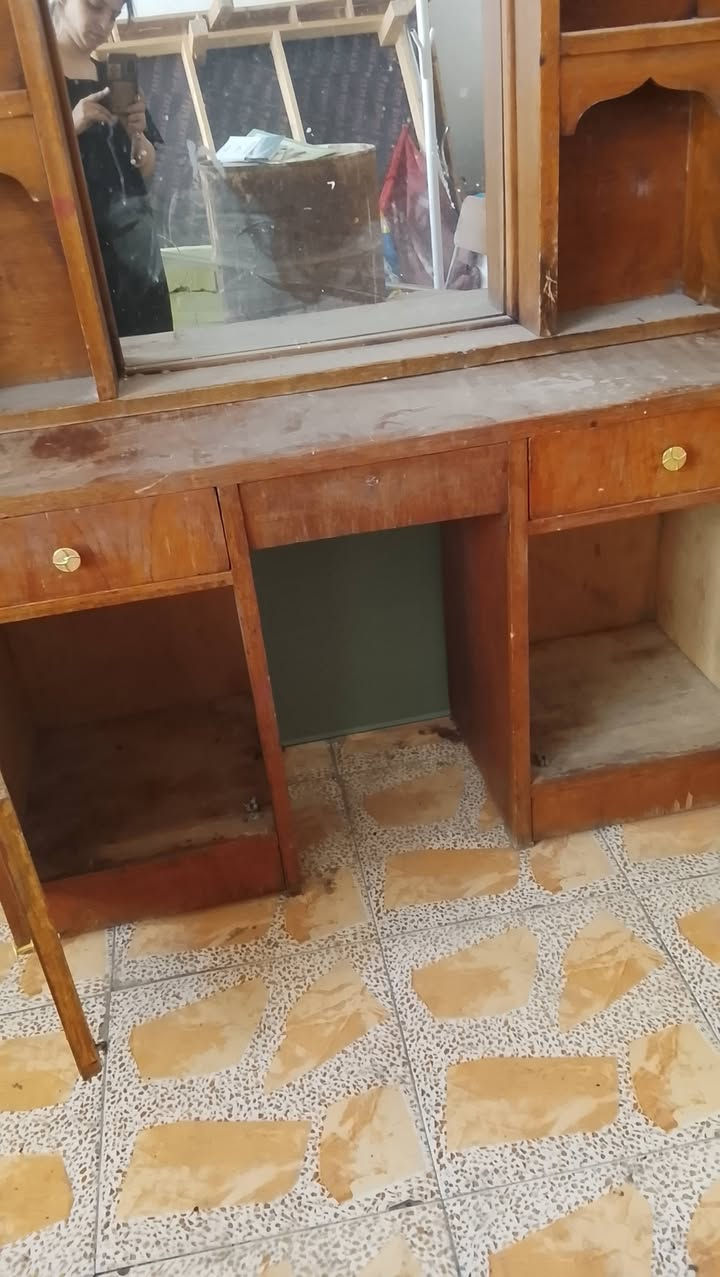 ميز تواليت • قفل • مكان شعب