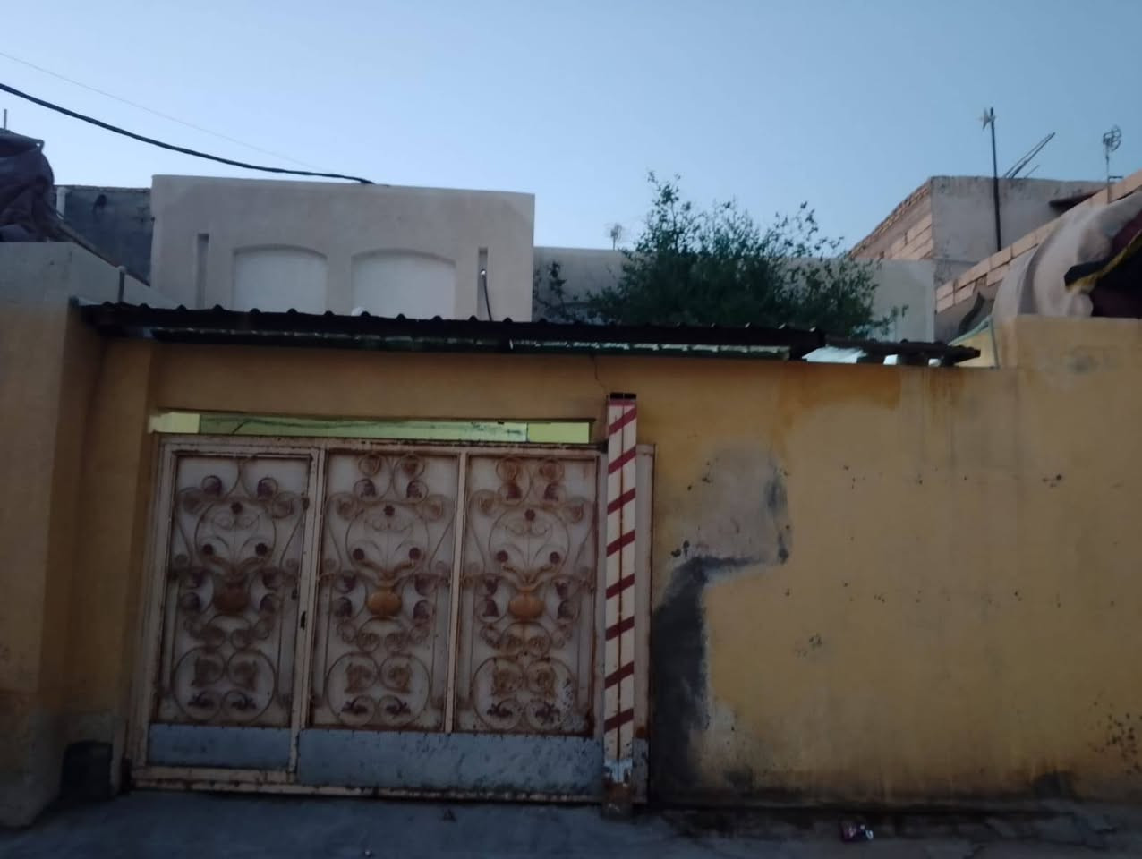 🔥 بيت للبيع العكيكة طابو صرف 240 متر بسعر 73 وبيه مجال بسيط
عنوان البيت العكيكة قرب مدرسة الأفق يتكون من طابقين 

الطابق الأول استقبال وصاله ومطبخ وغرفتين وساحه وصحيات خارجية والطابق والثاني صاله وغرفتين وصحيات تحويل باسم المشتري مباشر للأستفسار مراسلتنا أو الاتصال بنا ***********
