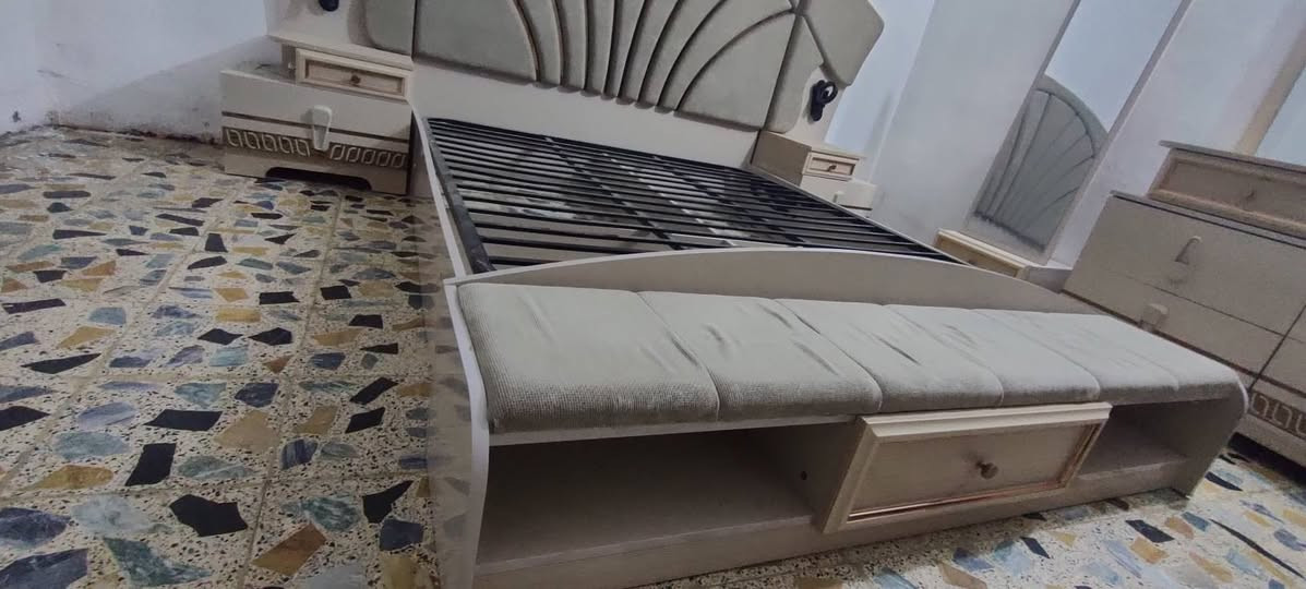 سلام عليكم 
غرفة اخشاب تركي جديده على وضع الشركه سعرها// مليون و500 الف  عنوان قضاء* الرفاعي رقم الهاتف ***********
