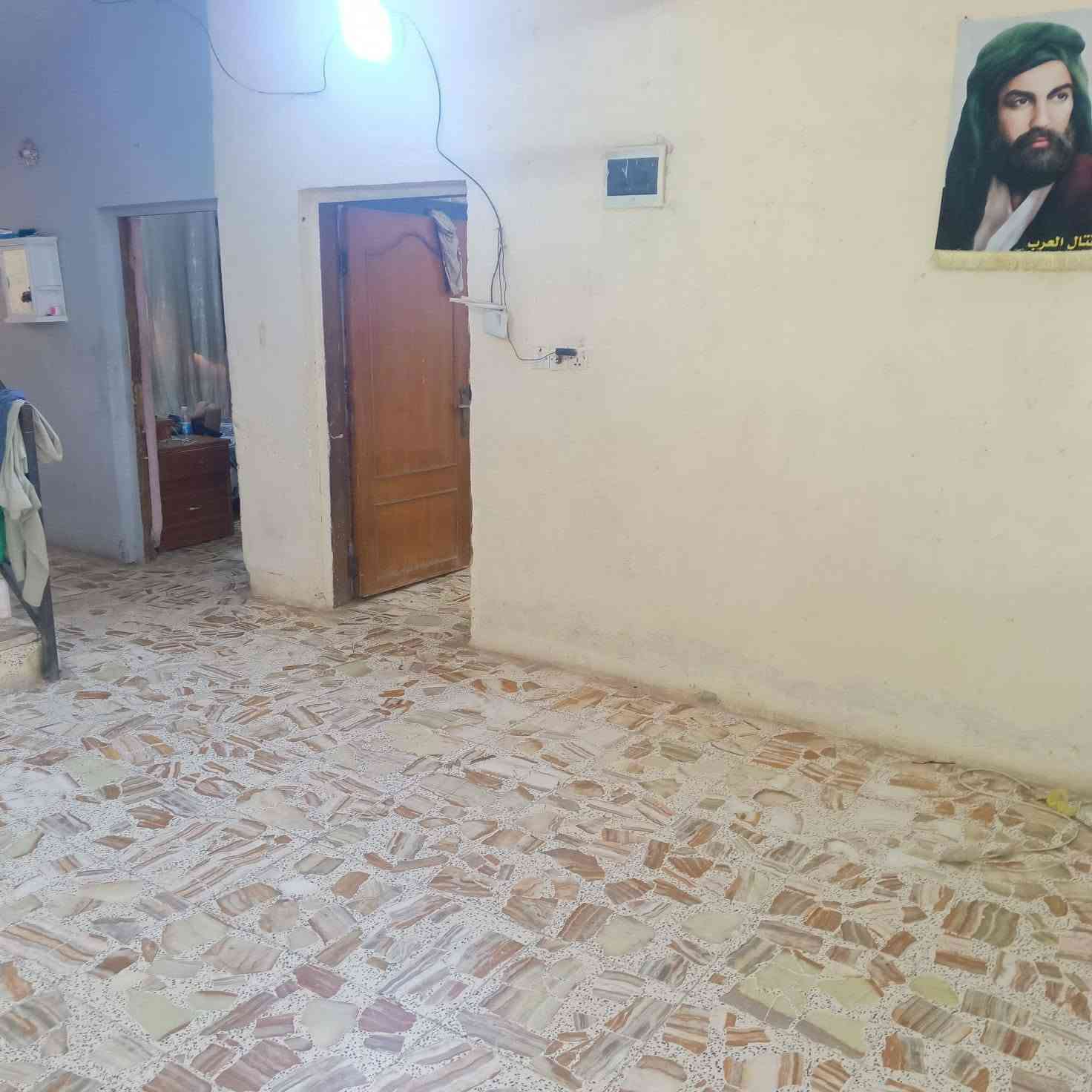 السلام عليكم يوجد بيت المساحة 200متر يحتوي على استقبال وصالة ومجمع صحيات ويحتوي على حمام خارجي وحمام داخلي يحتوي على غرفتين نوم ويحتوي على غرفة في الطابق الثاني البيت في حي بدر قرب علاوي ابو الدهن أو قرب مدرسة الرحمان للاستفسار اتصل ***********
