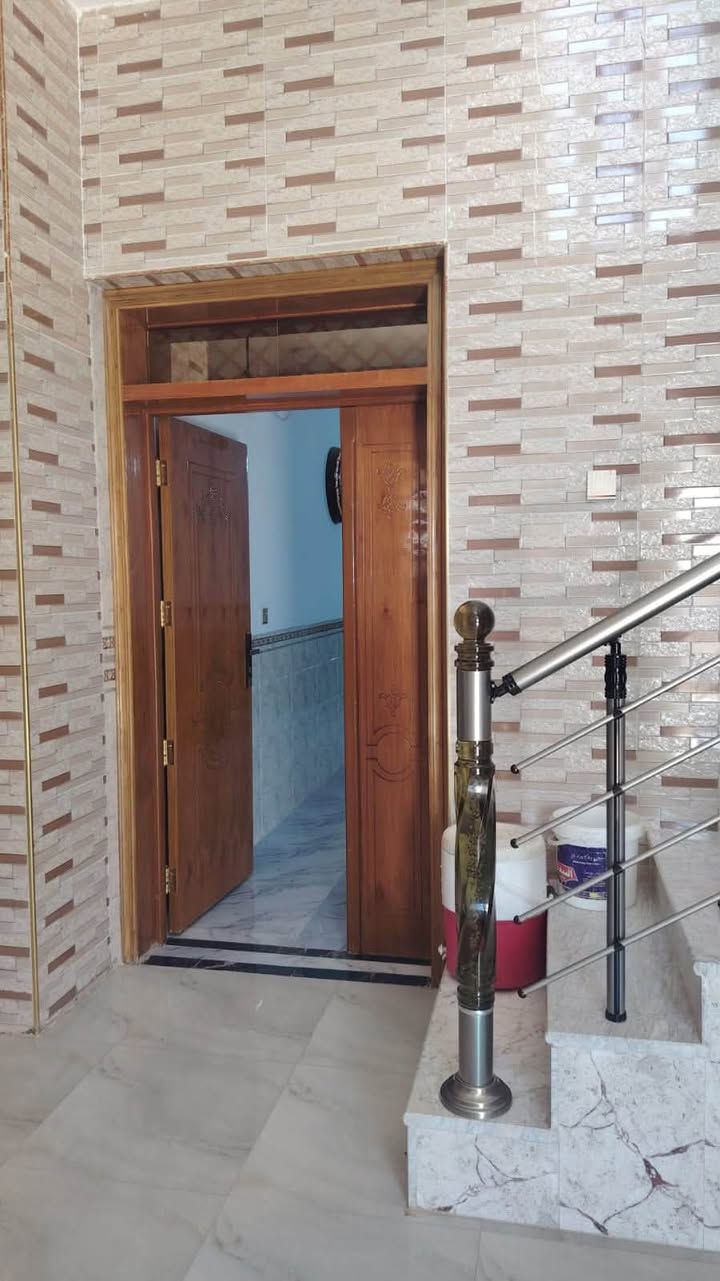 🏡 بيت للبيع – موقع مميز في زنكورة

📍 الموقع: الرمادي – زنكورة
📐 مساحة البيت: 500 م²
🌳 مساحة السياج الكلية: 1700 م²
🚗 شارعين:
• الشارع الأمامي 20 متر
• الشارع الجانبي 12 متر

🏠 تفاصيل البيت:

• 3 غرف نوم
• غرفتان بالطابق الأول: غرفة نوم + غرفة ضيوف
• غرفة نوم بالطابق الثاني
• صالتان: صالة ضيوف + صالة خارجية
• هول
• كندور
• استقبال
• مطبخ حار
• مطبخ بارد
• صالة بالطابق الثاني
• حمام بالطابق الثاني
• حمام داخلي + صحيات
• حمام خارجي + صحيات خارجية عدد 2

✨ مواصفات مميزة:
• البناء بالكامل من الحجر
• جميع المواد المستخدمة درجة أولى
• سنة البناء: 2025
• البيت كامل الخدمات
• موقع مميز وعلى شارعين

💰 السعر: 140 مليون دينار
🤝 السعر قابل للتفاوض

📞 للاستفسار والتواصل:
مكتب الورار للعقار
***********
