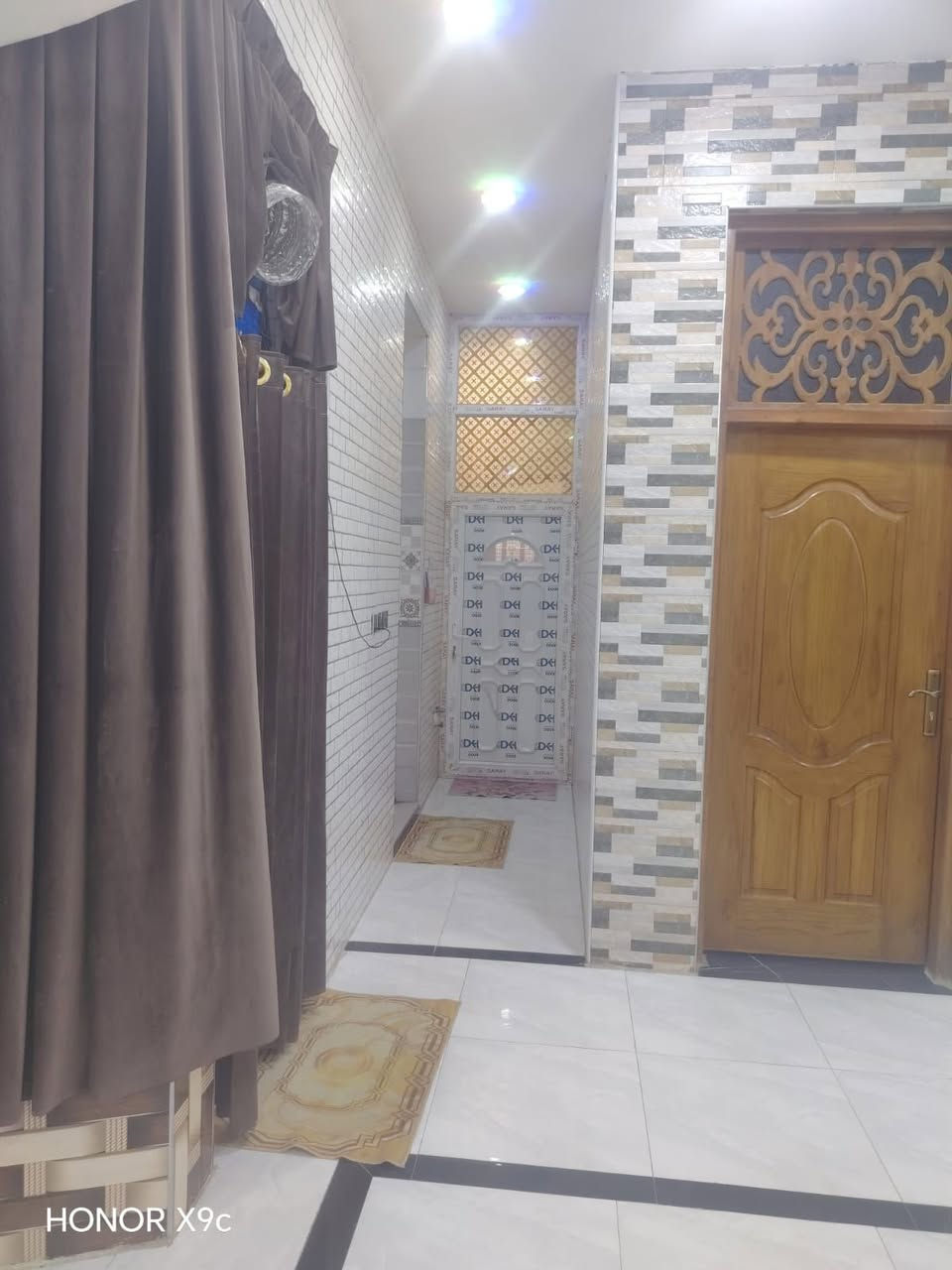دار سكن للبيع مساحه 114واجهه 6بناء مسلح غرفه نوم وصاله وبراني ومطبخ وصحيات الارضيه بورسلاين فوك صاله كبيرة حي الزهراء قريب على شارع 20 للاستفسار مكتب ياسين للعقار ***********
