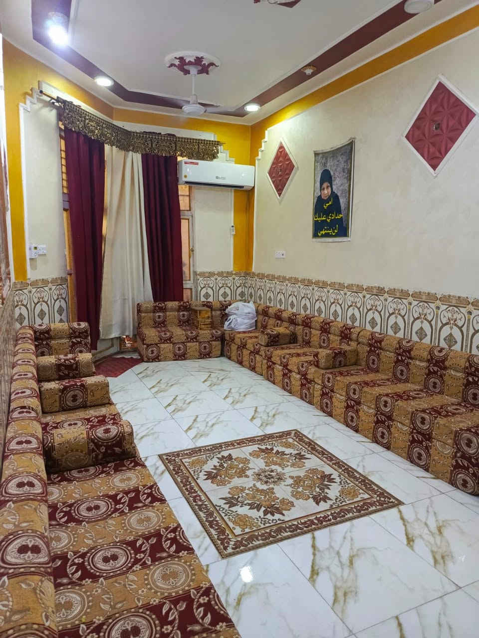 بيت للبيع في حي المهدي طابقين  100 متر. عالي على الشارع بناء حديث الطابق لاول استقبال  وصالة ومطبخ  وصحيات خارجية وداخليه ومنور  والطابق الثاني غرفتين  غرفه كبيرة 6 ×5 مع صيحات  داخلين وغرفه 5×5 وصاله الطابق الثالث بيتونه على كد الصاله  وسطح السعر 90 وبي مجال قليل‏‪***********‬‏

نص مكتوب في الصور:
- 09/19 17:03:10 Channel 1