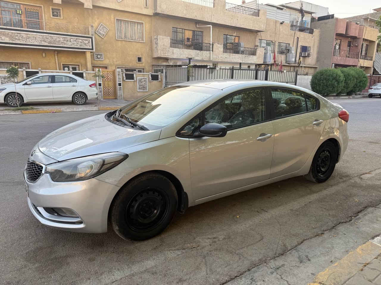 كيا فورتي موديل ٢٠١٥ 
رقم اربيل الجديد 
مكينه ٢٠٠٠ دوش 
فول مواصفات عدا الفتحه 
بصمه تشغيل 
تشغيل عن بعد 
تحكمات جهتين 
شاشة 
كامره 
صدر جديد 
تبريد ثلج 
السياره بيها امكان رش اعتبرها حزام بدون دواخل 
سعرها ٨٥ 
***********
مكاني بغداد الدوره بغداد, العراق
