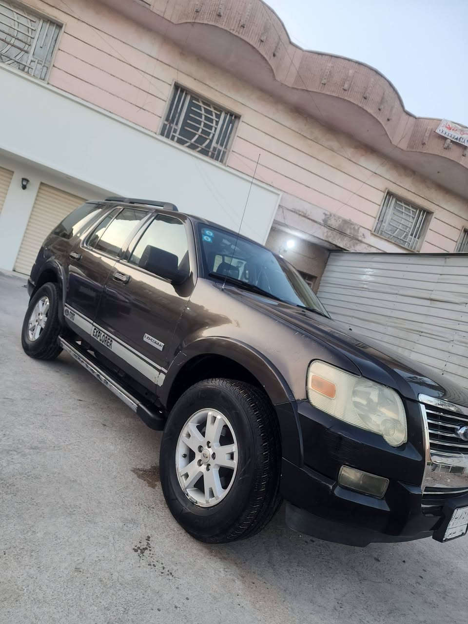 اكسبلور  موديل 2008      بغداد مشروع. وطني.   هزه جديده صبغ  جملغات اماميه    تبريد شغال. نعمه من الله 
تخم تاير جديد  
سياره. مال بيت. نضيفه. .    محرك 6سلندر   
السعر. 76
 بغداد الزعفرانيه ***********
