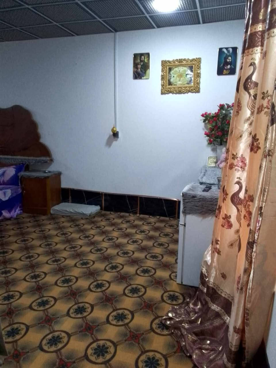 📌3📌السلام عليكم بيت 100 متر 
براكية شارع المطار القديم 
طابقين طابق الاول غرفتين وصاله واستقبال وطارمه وتخاريج بناء طابوك جيري وسقف عكاده
الطابق الثاني غرفة جبيرة وحمام ومكشوفة  
السعر ١٨ وبي مجال بيع مستعجل
للاستفسار ***********
