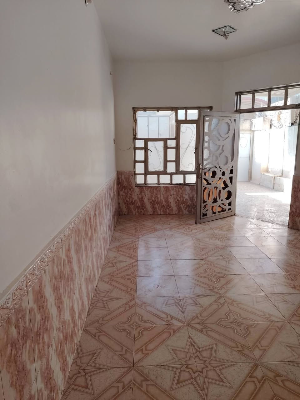 #بيت ١٠٠ متر نضيف حي الميلاد الحولي عمود ١٣٧ طريق الجنة وتدخل الفرع منطقة ال٤٤ الف منطقة هدوء
#تفاصيل البيت طابق واحد عكادة نضيف
غرقة وصالة ومطبخ و استقبال وتخاريج ومخزن طابق ثاني سيراميك وكاشي نضيف 
اكو صور وفيديو موجود للبيت
#سعر البيت ٧٥ مليون وبيه مجال
#سند طابو صرف وكالة بغداد اضبارة أصلية 
#للاستفسار الاتصال او المراسلة مكتب المظفر للوساطة العقارية 
***********
***********
***********
#عنوان المكتب النجف حي الميلاد الحولي عمود رقم واحد
#شعدكم عروض بيع وشراء المكتب في خدمتكم
