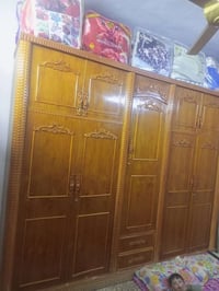 غرفه اخشاب • تخت موجود • مرايه مكسوره