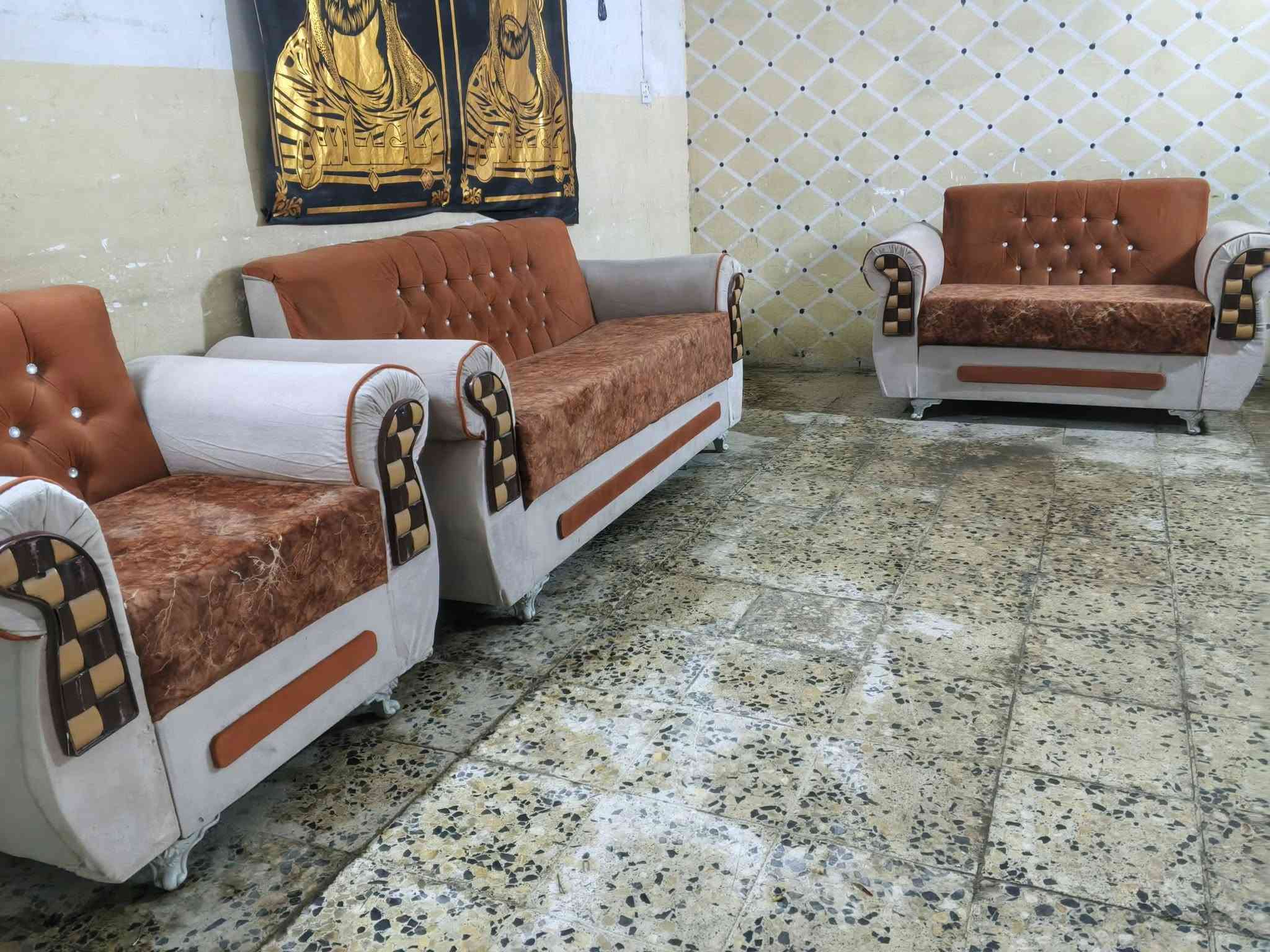 تخم عشر مقاعد نضيف اسفنج عالي العنوان بابل الحمزه الغربي الحي العسكري الاستفسار ***********
