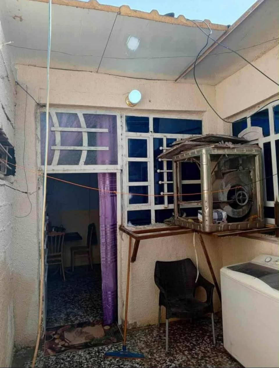 دار للبيع خلفي تجاوز مرقم من الدوله مساحه 80 متر يحتوي على غرفه واستقبال وصاله ومطبخ وحمام وترك السكف سندويش وسقوف ثانويه العنوان ام الكبر ‏‪والغزلان شارع مخبز الروعه خدمات كامله مي مجاري كهرباء تبليط السعر 25وبي مجال للاستفسار ***********
