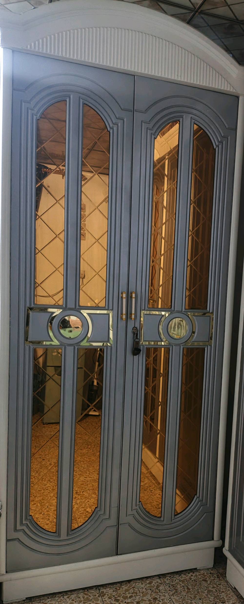 غرفه البيع عراقيه تصميم تركي  مستخدمه ست اشهر ماخذها بمليون و700 اليشتري يطيني بيها سعر وياخذها + اضافه الى جزامه