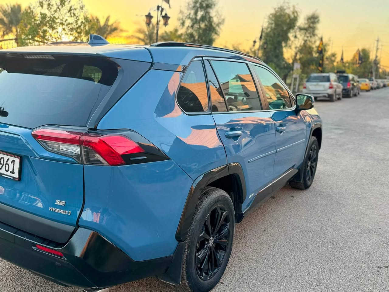 سيارةRAV4 للبيع او مراوس  موديل2023  أمريكي الحادث خلفي صور الحادث موجود داخل المنشور  فول مواصفات مصابيح LED أمامية.
* إضاءة نهارية LED.
* تشغيل بصمة (Push Start).
* دخول ذكي بدون مفتاح.
* مقعد السائق كهربائي بـ 8 وضعيات.
* شاشة 8 إنش.
* دعم لاسلكي لـ Apple CarPlay وAndroid Aut

* رادار أمامي مع نظام منع الاصطدام.
* مثبت سرعة راداري.
* المحافظة على المسار.
* تنبيه مغادرة المسار.
* مراقبة النقطة العمياء (Blind Spot).
* تنبيه حركة المرور الخلفية (Rear Cross Traffic Alert).
* كاميرا خلفية.
مكان السياره بغداد الحريه 
***********

