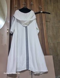 ​عباية سبورت كلوش بقبعة (Hooded Sporty Abaya): هذا الوصف يجمع بين القص...