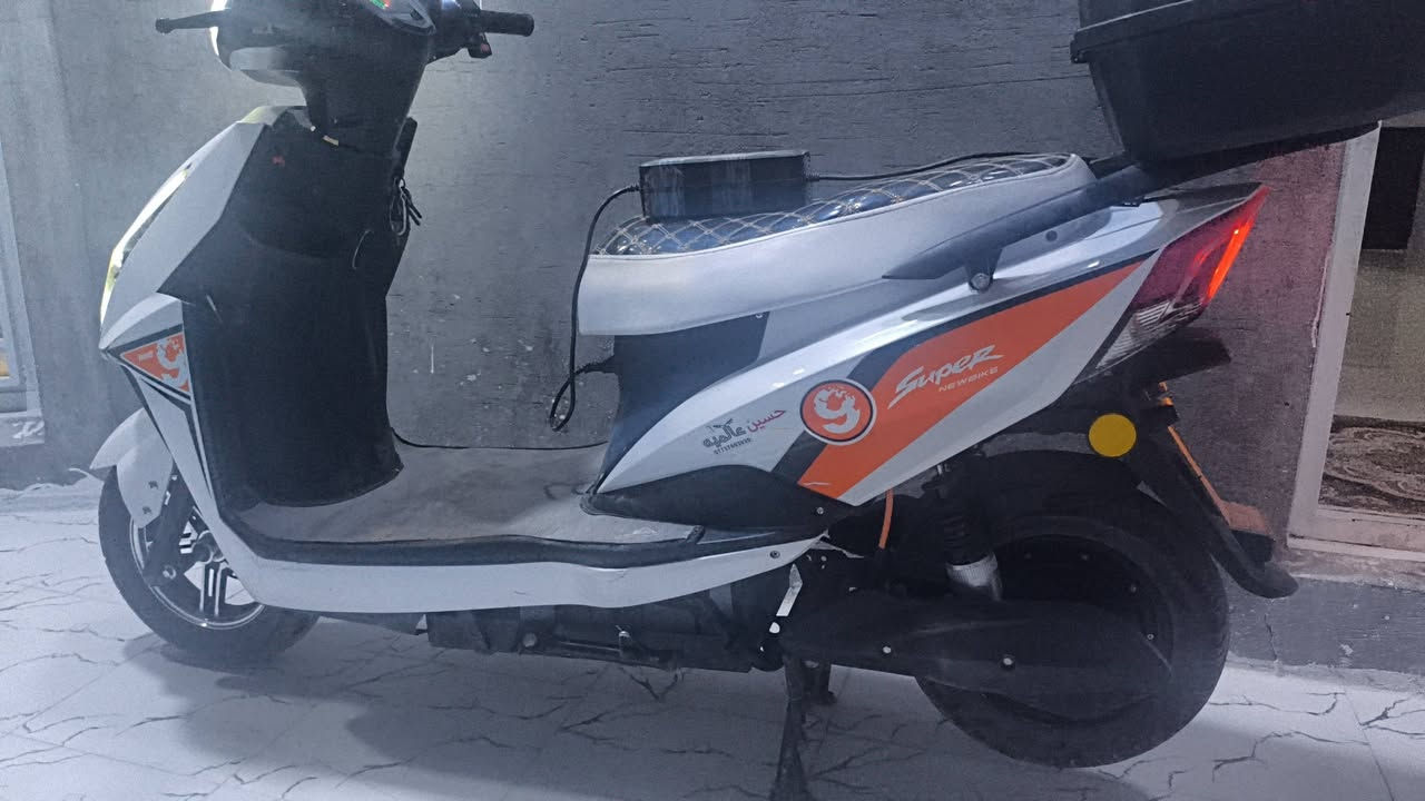 دراجة شحن نضيفه 6 باتري الكبار مسطره 72 فولت سرعه 99 كامله اي نقص ما بيهة لايت عالي ناصي اشاير مثبت سرعه شاحنه موبايل  مع سويجين وكارت تشغيل مع ام بي ثري داخلي بلاتوث. مع شاحنه اصليه ام الاسد السعر 700 وبيه مجال . *********** واتساب
