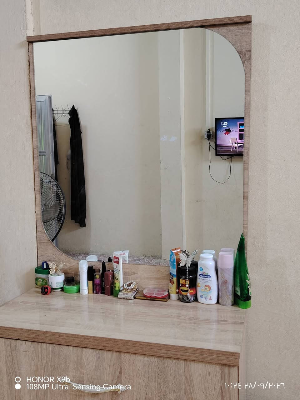 ميز تواليت للبيع بي تلث جرارات نظيف مابي شي.. سعره 60 الف للتواصل على الرقم ***********

نص مكتوب في الصور:
- HONOR X9b 108MP Ultra-Sensing Camera 10:35 PÅ/ 09/2024
- HONOR X9b
- 108MP Ultra-Sensing Camera
- ١٢٣٤ ٥٦٧٨ ٩٠١٢ ٣٤٥٦
- O HONOR X9b 108MP Ultra-Sensing Camera ١٠:٣٤ ٢٨/٠٩/٢٠٢٦