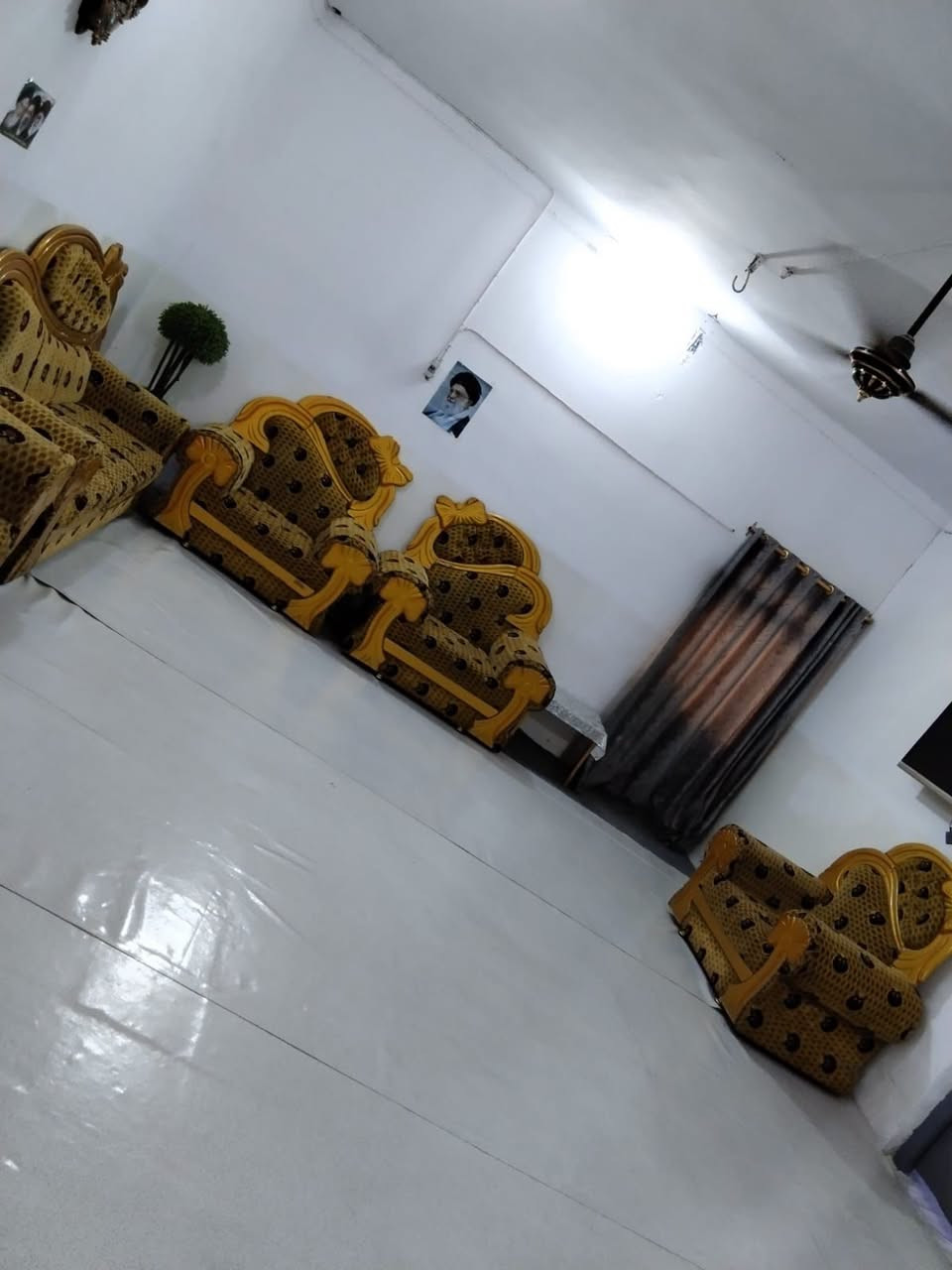 بيت ١٥٠ متر قريب على شارع كربلاء  حي المكرمة تطلع من البيت عمود ١ كدامك
البيت يحتوي على غرفتين واستقبال وصال  ومطبخ وتخاريج داخلية وخارجية 
والطابق الثاني بس غرفة وحدة  بناء نظيف  البيت بي ثنين بيبان شارع  السعر ١٧٠ وبي مجال رقم الهاتف ***********واتساب خط مفتوحات
