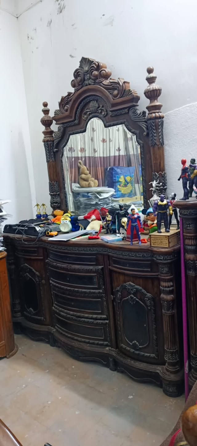 غرفة كبيرة • ميز تواليت • الوشاش