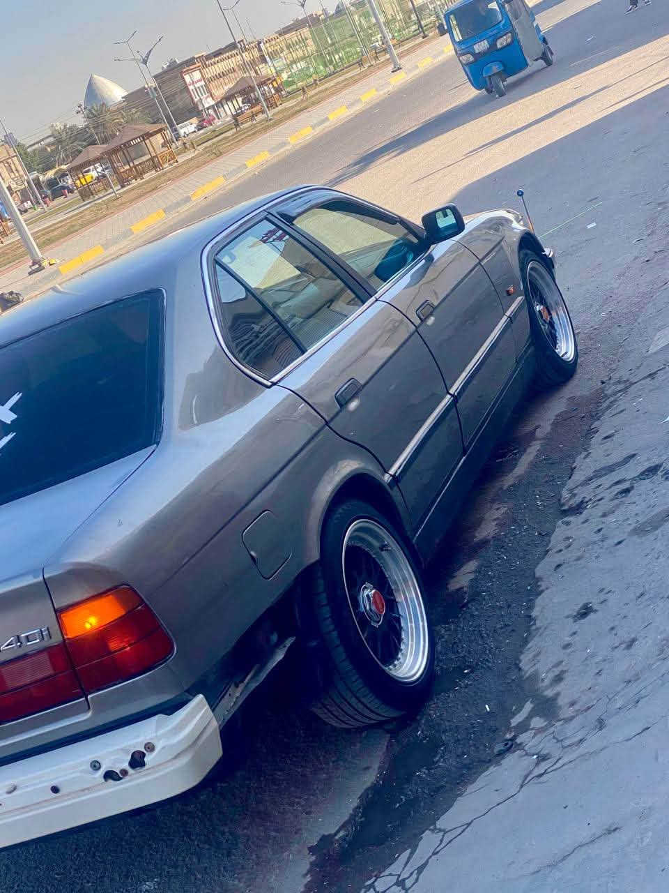 سلام عليكم للبيع BMWمديل 1992 
مكينه وكير خير من الله حجم مكينه 535i CNN be 
رقم بصره نكليزي باسمي تحويل ثاني يوم 
حداده حلوه تحم تاير دواخل حلوه 
لايتات زنون عالي ناصي عيون متغير ألوان 
ويل رياضي 
سعر 40 $ وبيه مجال عنوان سياره بصره 
رقم ***********
