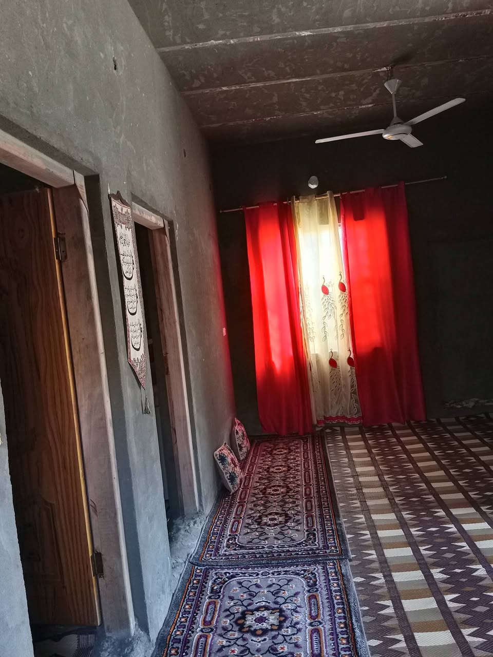 سلام عليكم بيت للبيع مساحته 200 متر يتكون من غرفتين وصاله وبراني ومطبخ حمامات داخليه وخارجيه عوزه بس بورك وسراميك مكان الكوام يم حسينيه الضاحي الستفسار الاتصال ***********
