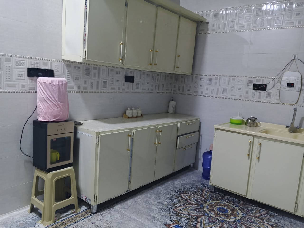 السلام عليكم ورحمة الله 
دار للبيع 100 مربع 
10 × 10 طابقين 
النداء شارع قنبر 
يحتوي على ثلاث غرف وصالتين واستقبال ومطبخ وصحيات عدد 3 
بناء شغل جناي 
يبعد 50 م عن شارع قنبر 

مطلوب للاسكان 39 
للاستفسار خاص او على الرقم 
***********
