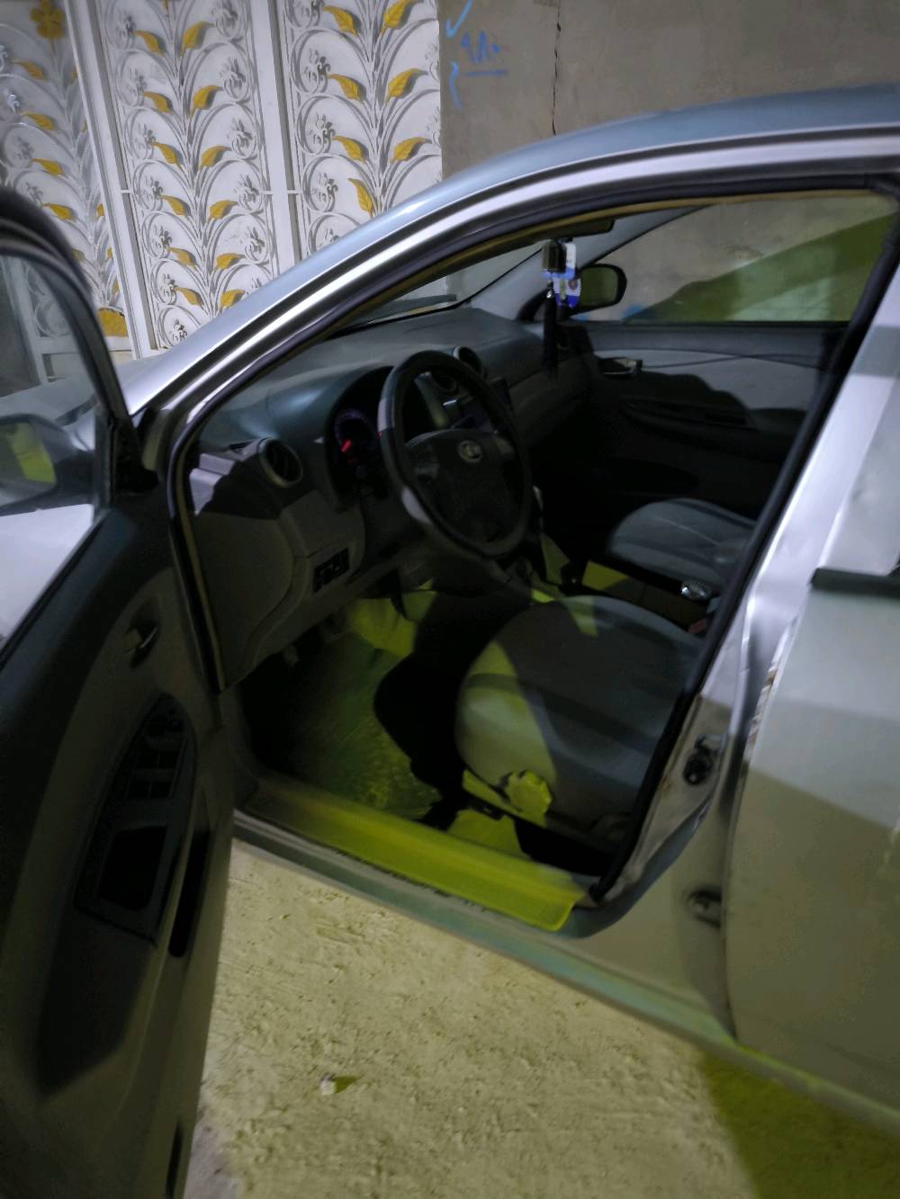 السلام عليكم byd 2013g3 
السياره حلوه وترايك وين ما يعجبك كير عادي مكينه 1600 كورلا نحله كير ومحرك مكفولات تبريد شغال السياره مصبوغه حزام ابيعك عام فول مواصفات اشاير بل مري فتحه السياره بيها ضربه بل جاملغ خلف السايق رقمي اتصل وتدلل ***********
