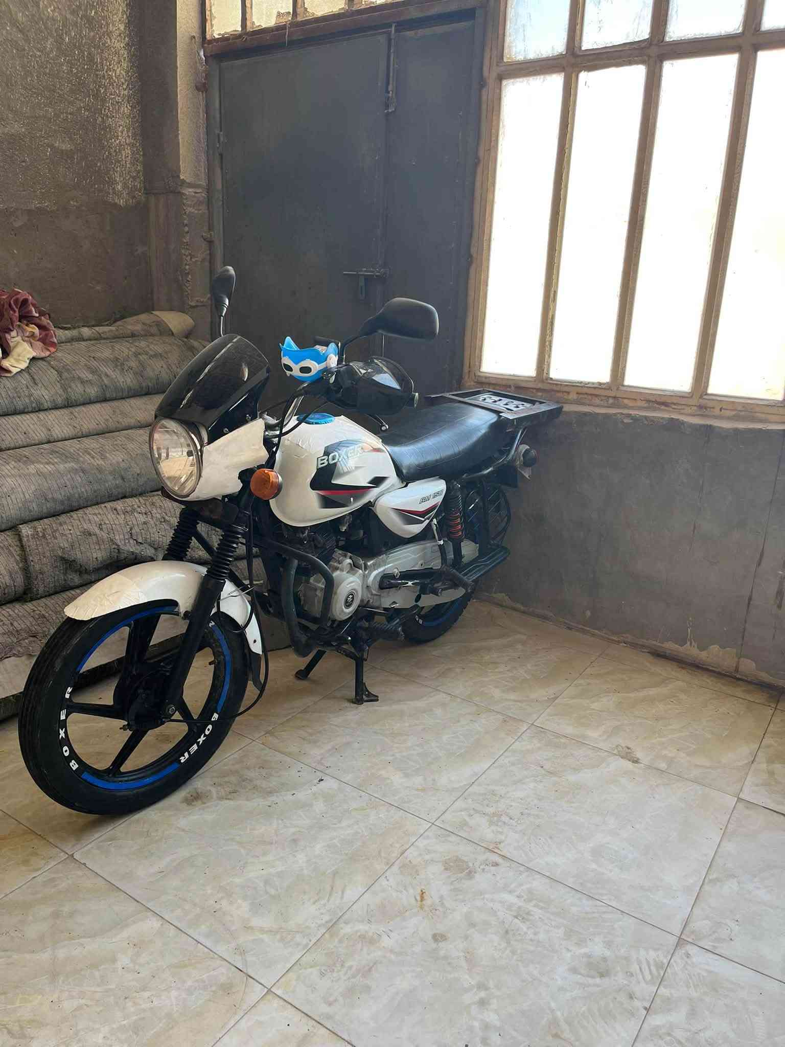 السلام عليكم بوكسر مديل ٢٢ اكلاسك رقم وسنويه جديده الدراجه كلها كامله كهربائياتها كلشي شغال السعر 2100وبيها مجال للشراي البصره الزبير ***********
