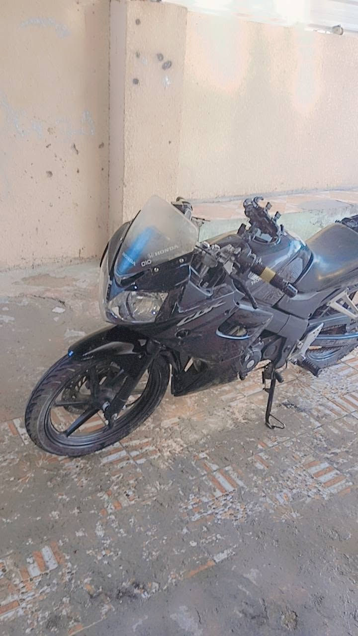 السلام عليكم دراجه سي بي ار... بطح السعر900وبيها مجال حك الجيه وإذا اكو مراوس بوكسر سهله المكان بغداد التاجي الحماميات ***********
