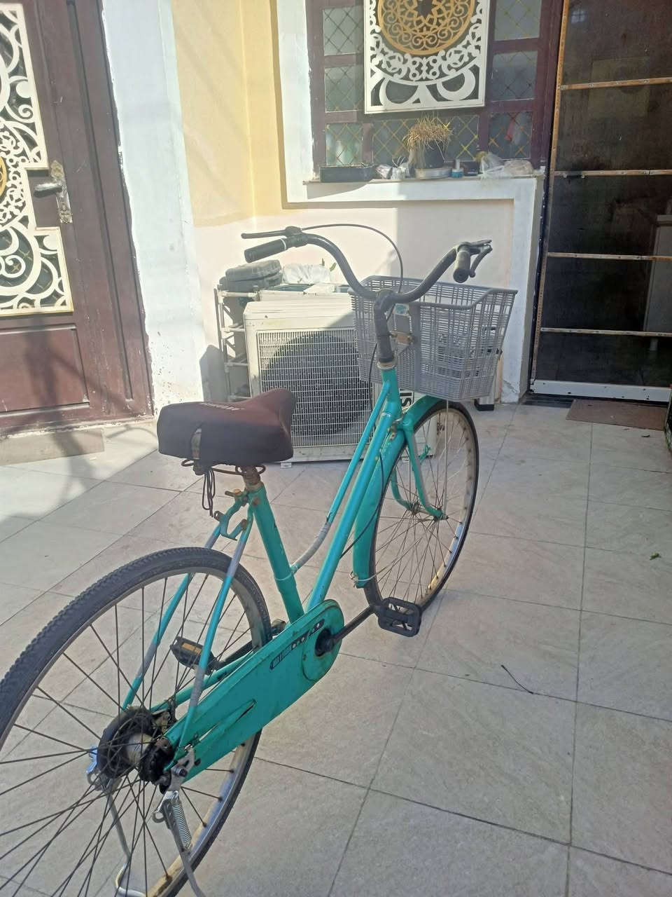 السلام عليكم.  👋
بايسكل للبيع م    🚲
  البايك لون مميز جداً  وقطعة نادرة    ✔️
البايك صنع في اليابان✅
وزن خفيف جداً 💯
الحجم.  28فريم عالي   👌
البايك مختم بكل مكان كلة ختم واحد ♣️
البريكات جدد    
التايرات تايرات جدد    
البايك كلش ناعم وسريع بلمشي ونريح بلسياقة 
البايك نضيف جداً كما موضح بلصورة 
البايسكل بلحقيقة احلة من الصور.📸
السعر55 الف وبي مجال  💬
التواصل *********** واتساب 📱☎️
العنوان: بغداد
