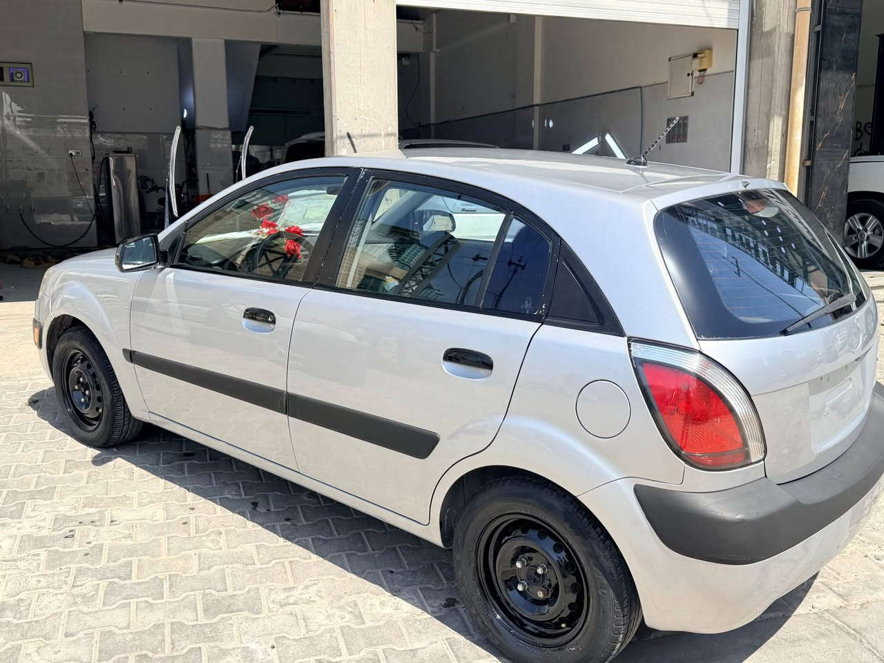 سلام عليكم كيا ريو مديل2008مكينه 1600 جيده
كير جيد تبريد شغال مكفول من ضربه حداديه كامله جديده فقط صبغ عام فرن اثر جراد رقم جديد انكليزي سنويه جديده بسمي سياره كهربائياته شغاله كله
عنوان بصره قديمه *********** سعر 70 وبيه مجال 
او امراوس بسياره الماني البصرة, العراق
