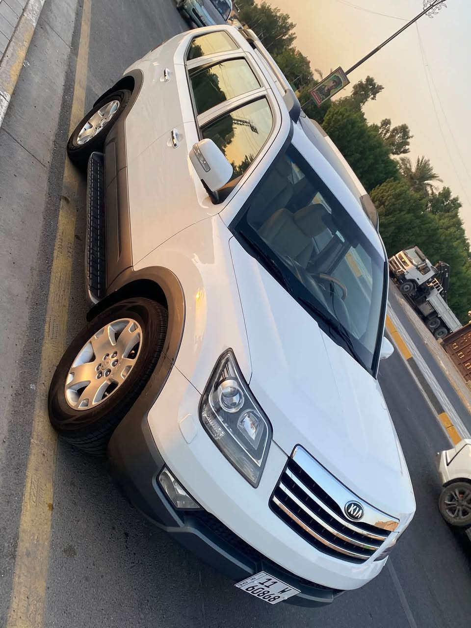 السلام عليكم للبيع كيا موهافي موديل 2015  vip 1/1 فول مواصفات 7 راكب مكينه 3800 3 قطع تبريد رقم بغداد الجديد باسمي تحويل ثاني يوم
المواصفات
1- بصمة تشغيل وابواب 
2- فتحة سقف سلايد روف
3- مقاعد جلد بلاديه وتحكم كهرباء وتدفئه بالكشنات
4- شاشه اندرويد والدشبول مطعم بصاج 
5- فور ويل 
6 - كشن السائق خزن ميموري
7- زراك لايت 
8- بك لايت ليد ولايت ليد
9 - اشاير بالمري الجانبيه والمري كهرباء
10- اضاءه داخليه بالابواب LED
11- كاميرا خلفيه 
12- ستيرن كهرباء
السياره كامله من اي نقص واحلى من الصور والداخل بعده بوضع الوكاله ما بيها مصرف تايرات وباتري جدد وكفاله عامه عدا بارد بسيط بالجاملغ الامامي وربع باب السايق صبغ
 مكاني بغداد الرصافه السعر 157 وبيها مجال 
رقمي ***********
