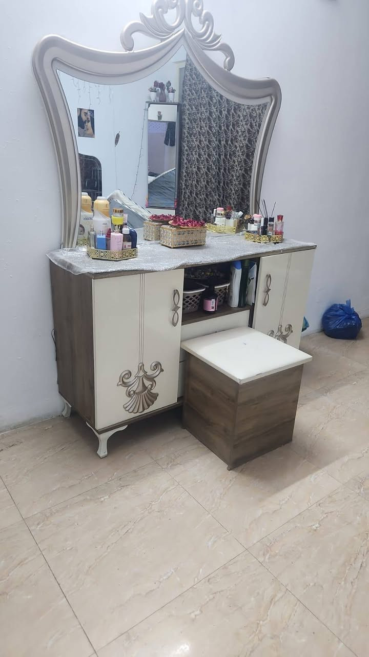 السلام وعليكم غرفه تركي ضخمه جديده ونظيفه للبيع 375 وبيها مجال المكان بلديات ***********
