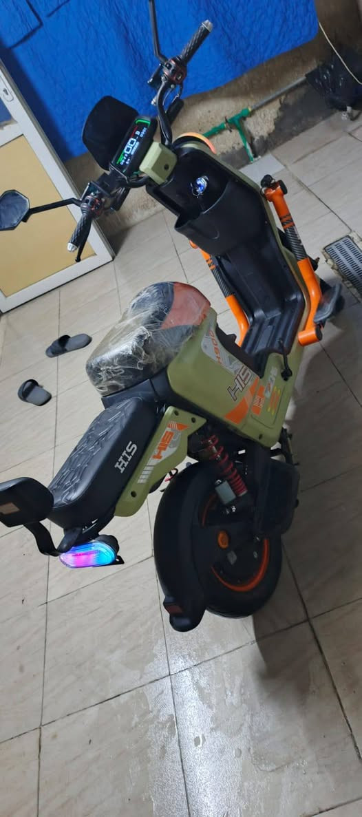 دراجة شحن HIS 2000W للبيع   
النوع: HIS H900 - 60V 2000W الاصلي
الحالة: جديدة استخدام قليل، الكشن بعده بالنايلون
البطاريات: 5 بطاريات اصلية، شحن قوي
المواصفات: شاشة ديجتال، انارة زينون ولد ملون، بريك دسك امامي وخلفي، مقعدين
ما تحتاج بانزين ولا دهن، بس اشحن وامشي
⚫⚫⚫⚫⚫⚫⚫⚫⚫
السعر: 650 الف وبيها مجال 
المكان: بغداد
للتواصل: [***********]
