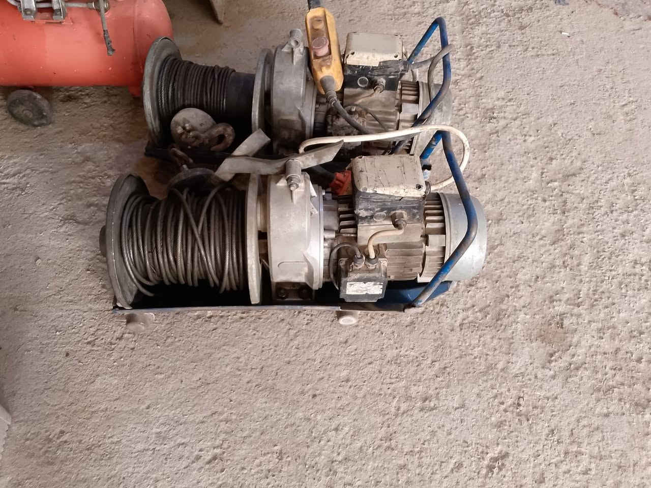 🔧 للبيع ونجات (رافعات) إيطالية الصنع 🔧
✅ حالة ممتازة - نظيفة وشغالة 100%
✅ العدد: اثنين (2)
✅ مع السكل الخاص بيهن والعربانة 
✅ باب أول - جاهزة للاستخدام مباشرة
📍 العنوان: بغداد - المعامل - العماري
📞 للتواصل: ***********
للجادين بالشراء فقط، السعر قابل للنقاش عند المعاينة 👍
