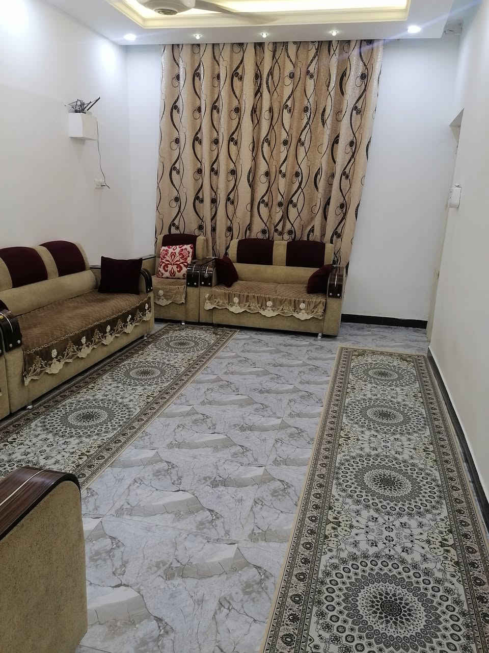 بيت ٢٠٠ مترللبيع طابقين حي الحضارة المربع الاول مكان مميز على قرب مديرية الشرطة 
غرفتين وصاله كبيره واستقبال ومطبخ وصحيات الأرضية كاشي حديقة وكراج
فوووووك غرفة ومخزن 
السعر ١٦٧مليون البيت حر ما مطلوب 
للاستفسار *********** او***********
