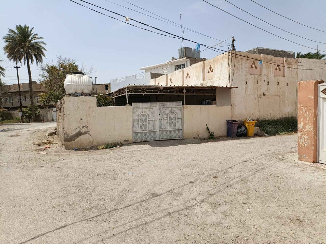 السلام عليكم 
‏بيت للبيع المساحة (  180متر )  طابو زراعي 
‏طابق واحد يحتوي على غرفتان نوم وغرفة استقبال ومطبخ وصحيات وكراج كبير . جاهز للسكن او استثماره للايجار .
‏الموقع  / بهرز - الشارع المقابل لدائرة ناحية بهرز 
‏ ( قرب الكاع الجبيرة  - وقرب المثلث ) البيت ركن على الشارع الرأيسي  تبليط ومجاري وخدمات كاملة  
‏للاستفسار : ***********
