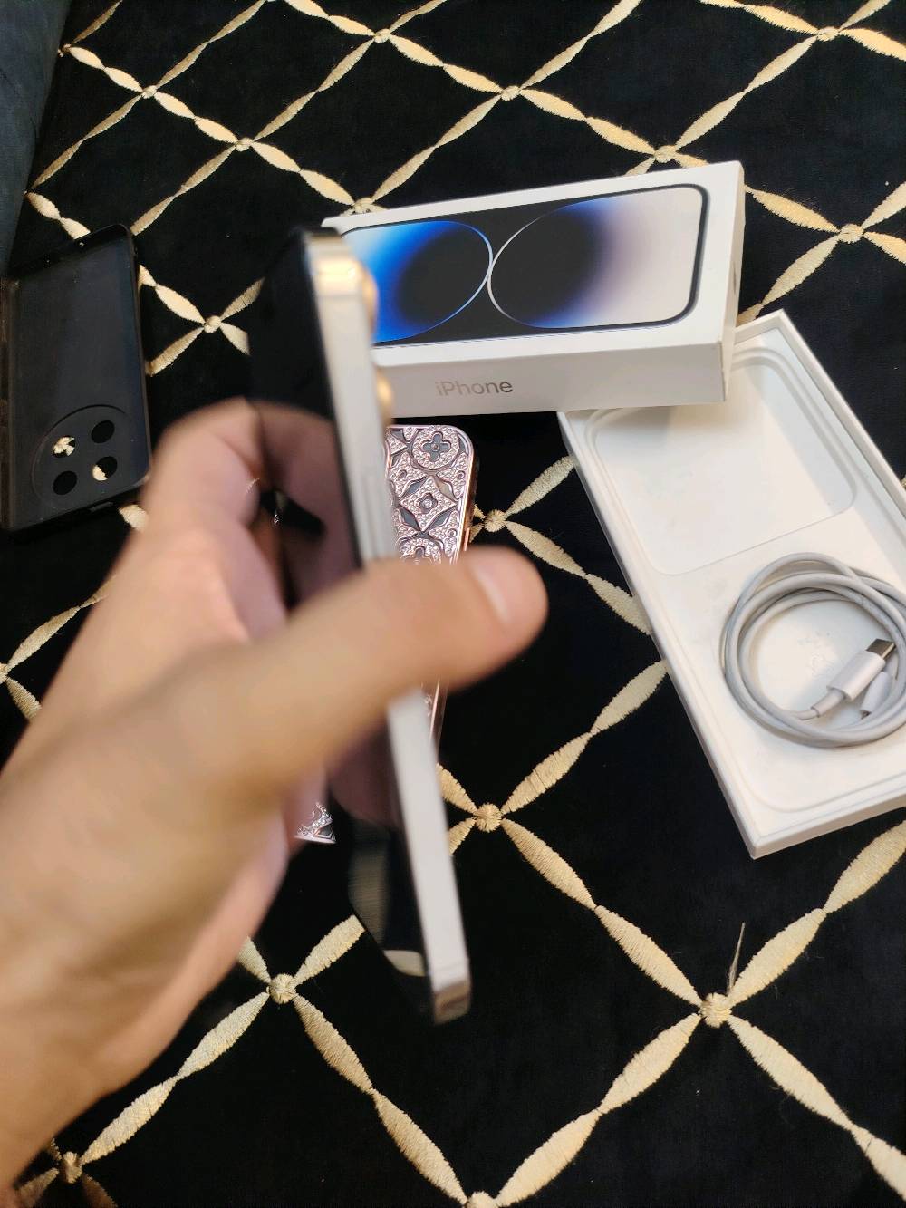 ايفون 14 برو ماكس ١٢٨ بطاريه ٧٨ نضيف حيل وتر بروف ملحقات كامله كيبل عدسات لزكه /حافضه سعره 740 الف عنواني بغداد الدوره ***********