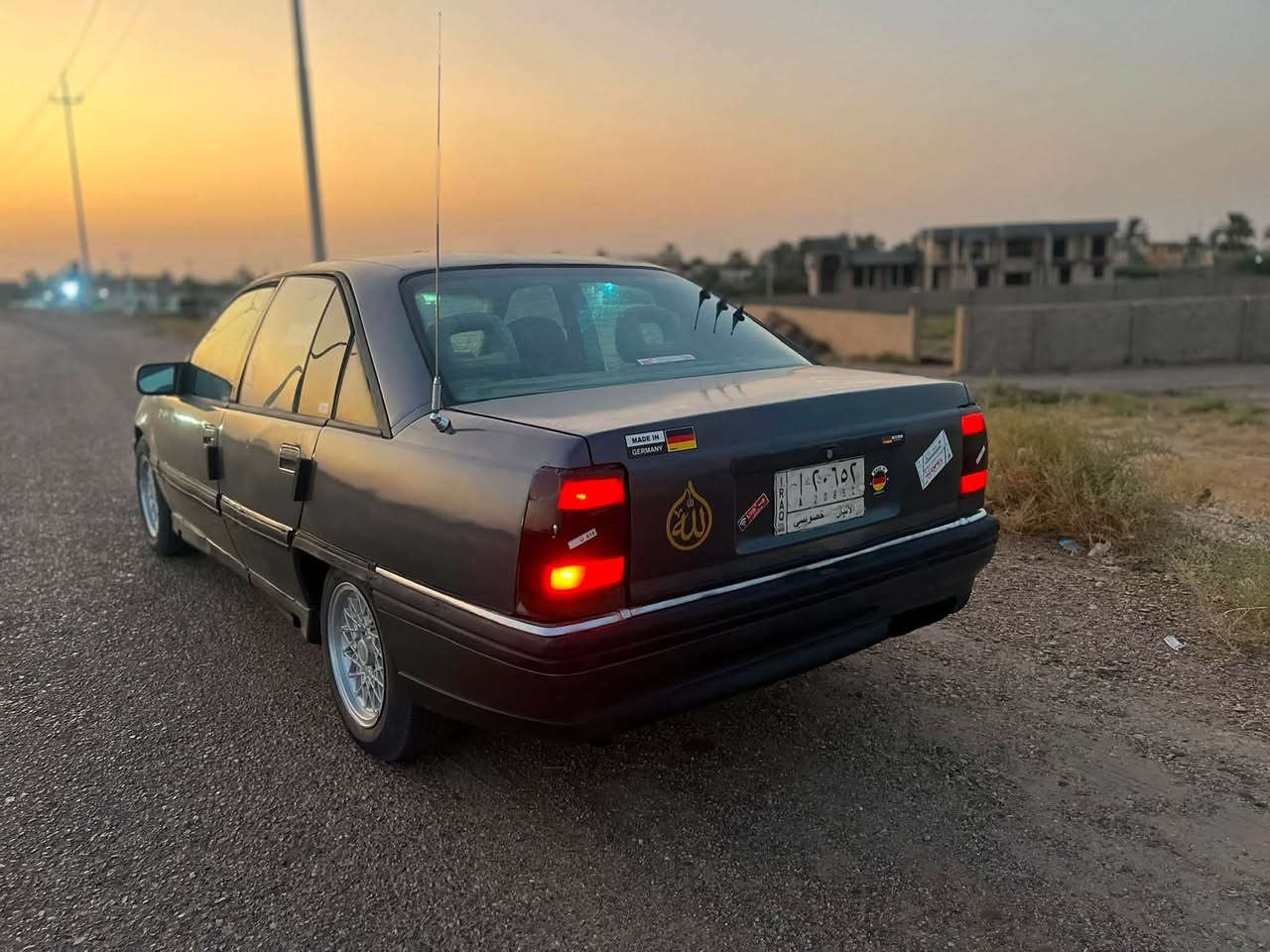 السلام عليكم 
للبيع اوبل اوميكا موديل 1991 كير عادي فتحه سقف كهرباء جام كهرباء محرك 2000 بلادي لاتنقيص ولاتبخير كير محرك اكسل صدر تخم تاير كله جديد وبشرط ترايها وين متريد كهربائيات كلها شغاله رقم انبار مشروع وطني سنويه عظم عاج تحويل مباشر مكان السياره انبار رمادي #سعر_33 مجال بسيط 
***********
