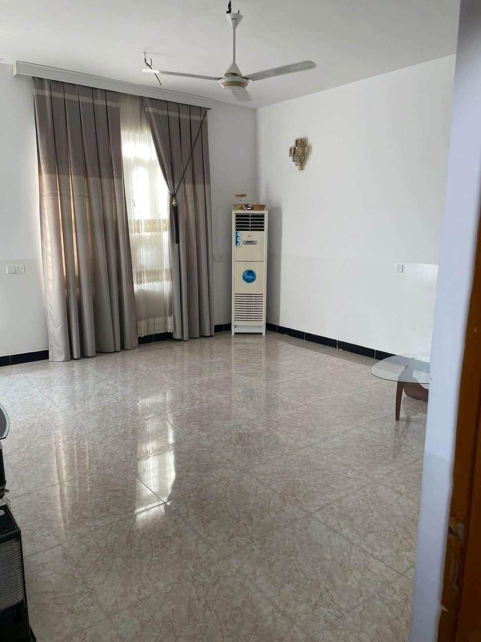 سلام عليكم بيت للبيع مساحته 200 متر دوانم البهراط قبل شارع 50 بالمربع الاول موقعه حلو  خلف المكاتب 

1 مساحته 200 متر الواجهه 10 والنزال 20 

2 غرفتين نوم ومطبخ وصاله وديوانيه صحيات  بورسلين من البيتونه لحد باب الحوش  بناء مال جناي

3 شارع مالته 12 ونص  ماي كهرباء 

4 مثل ماموضح بالصور 

5  سعر 90 مليون 

6 للاستفسار اكثر الاتصال ***********

7 آلي عنده عقار حاب يعرضه دزلي تفاصيله ونعرضلهيا

